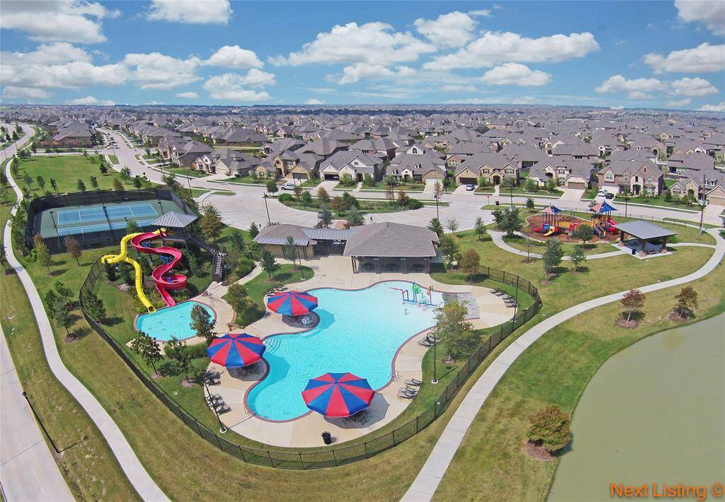 Summers are always better in Cinco Ranch! Take the kids to the community pool or play at the park. Relax, talk with friends, and enjoy the atmosphere.