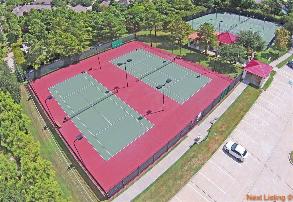 Tennis, anyone? With plenty of courts at Cinco Ranch, it’s just one of the many perks waiting for you.