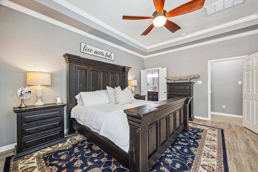 MAIN BEDROOM WITH TRAYED CEILING