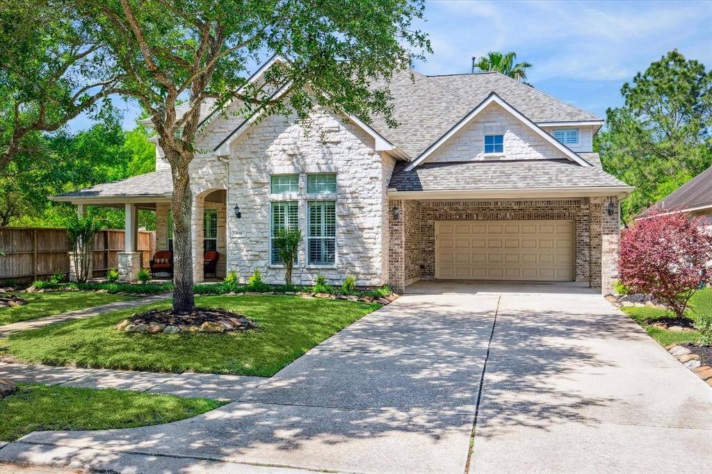 DOUBLE WIDE DRIVEWAY AND FULL 3 CAR PORTE-COCHERE