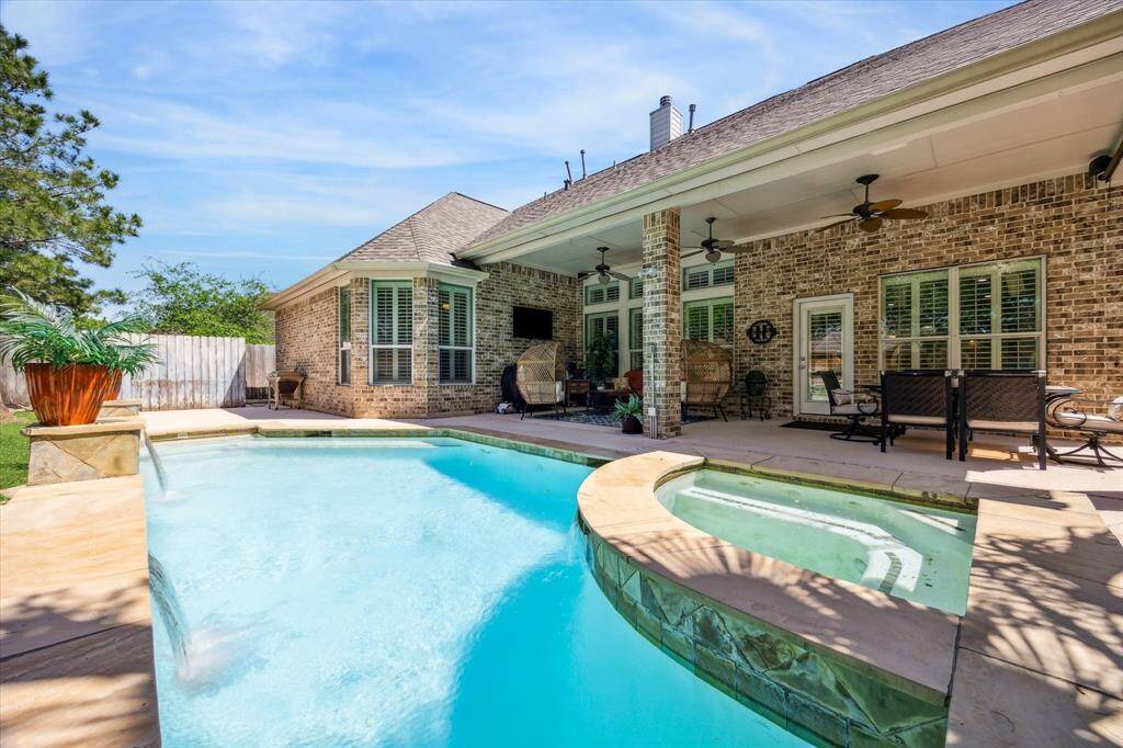 VIEW OF RAISED SPA IN POOL