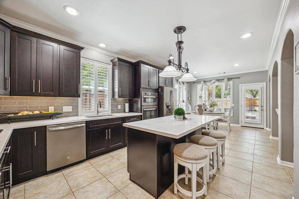 ISLAND KITCHEN WITH QUARTZ COUNTER TOPS