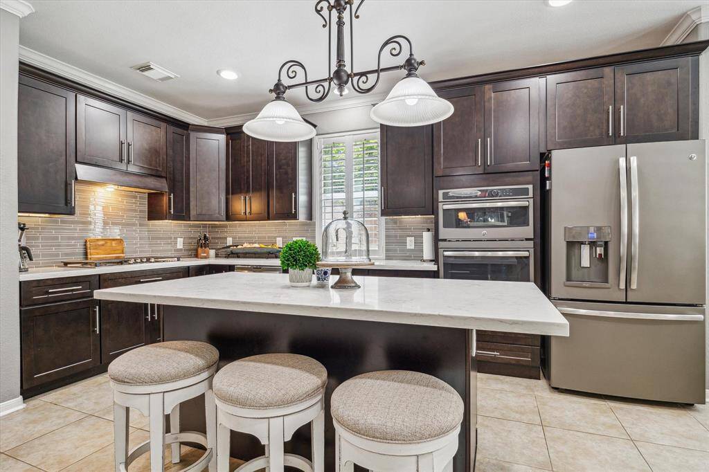 BREAKFAST BAR AT ISLAND, SS APPLIANCES
