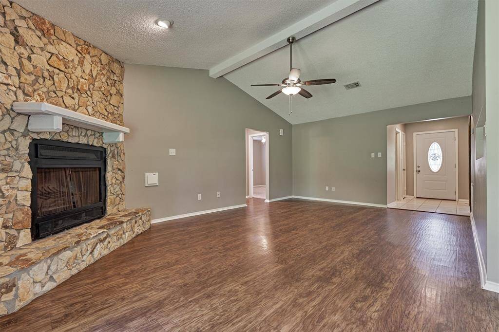 Beautiful gas fireplace! Perfect for those Texas winter freezes!