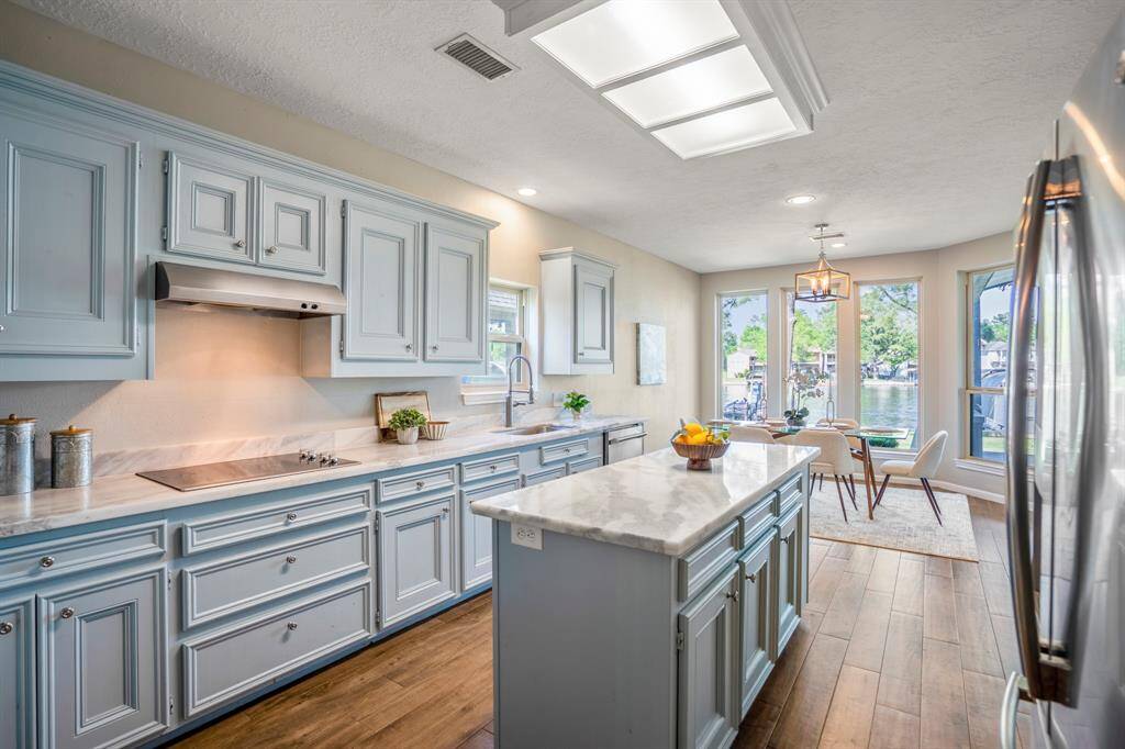 The Chef in this family will have tons of visual interest with floor to ceiling windows that offer fabulous views of the lake.