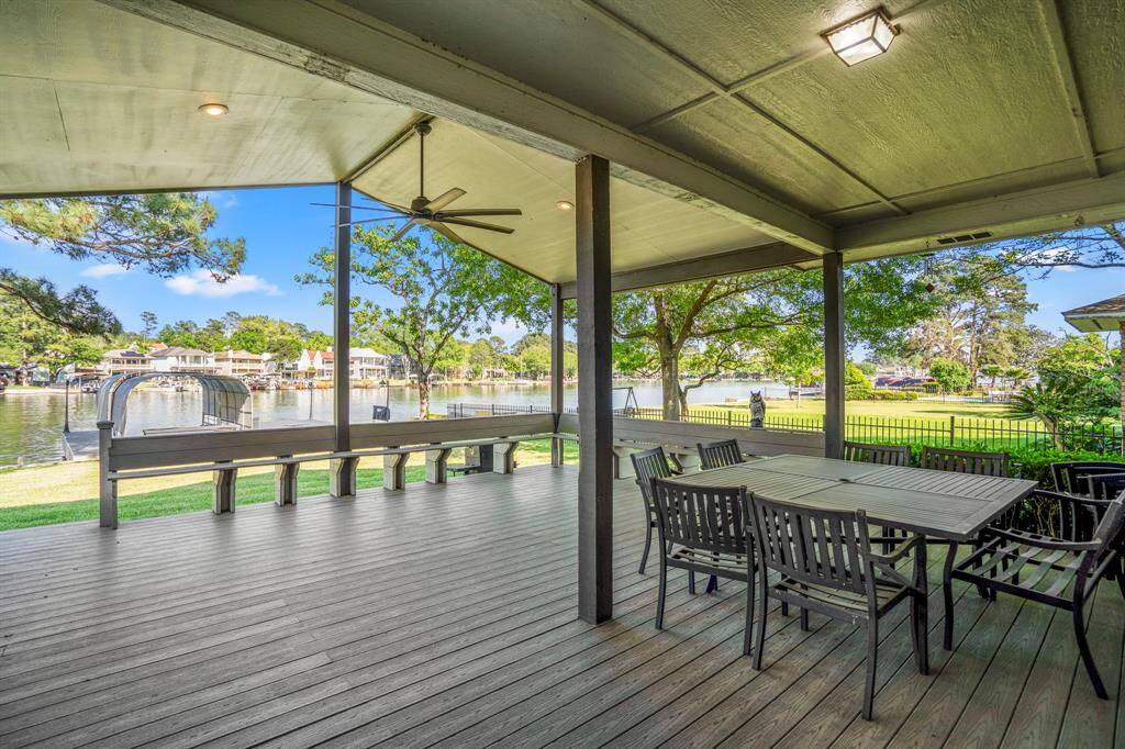 A huge lounge area to relax with friends and family at the lake, the perfect space for outdoor entertaining while enjoying a great view of the water.
