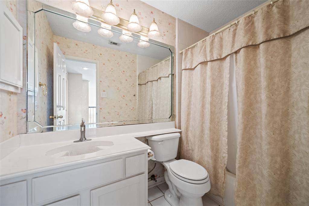 2nd floor full bathroom