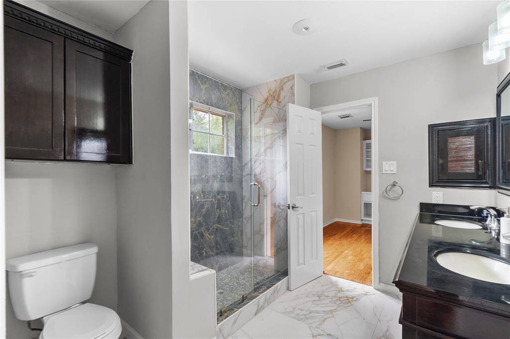 Bathroom between two of the bedrooms upstairs