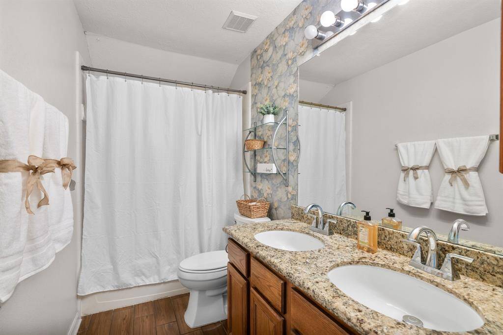 UPSTAIRS BATHROOM