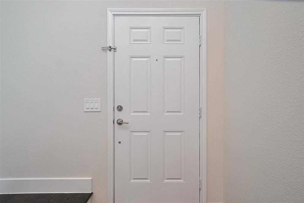 Step inside to a well-lit entryway, which sets a soothing tone for the spaces beyond.