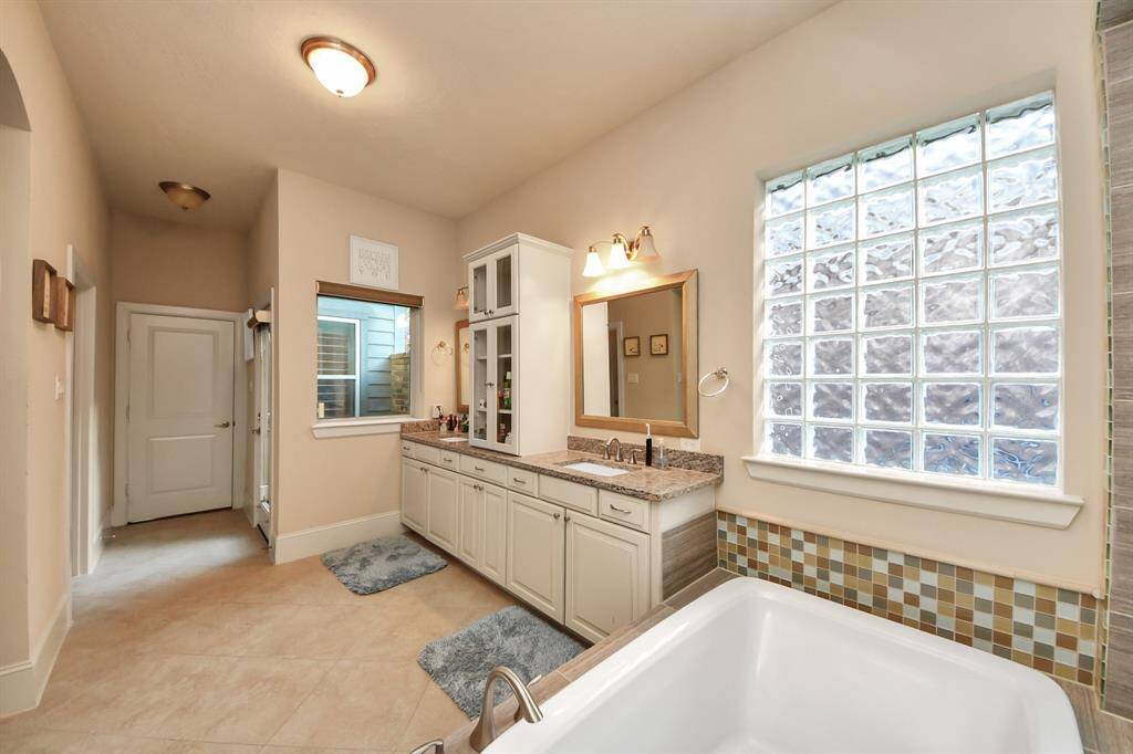 MASTER BATH