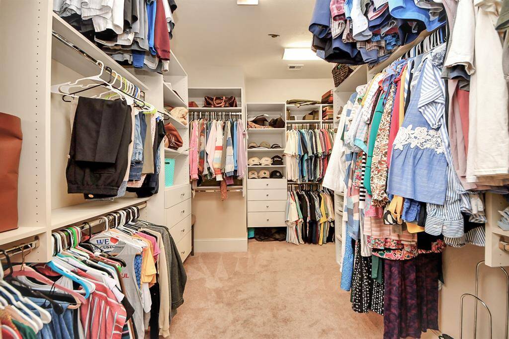 WALK-IN CUSTOM CLOSET