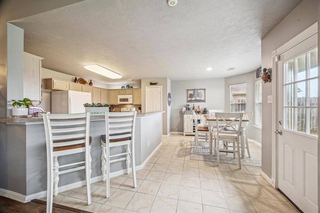 Nice size breakfast bar and breakfast area.