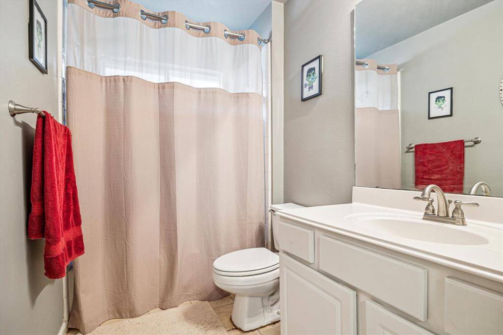 Secondary bathroom with shower/bath combo.