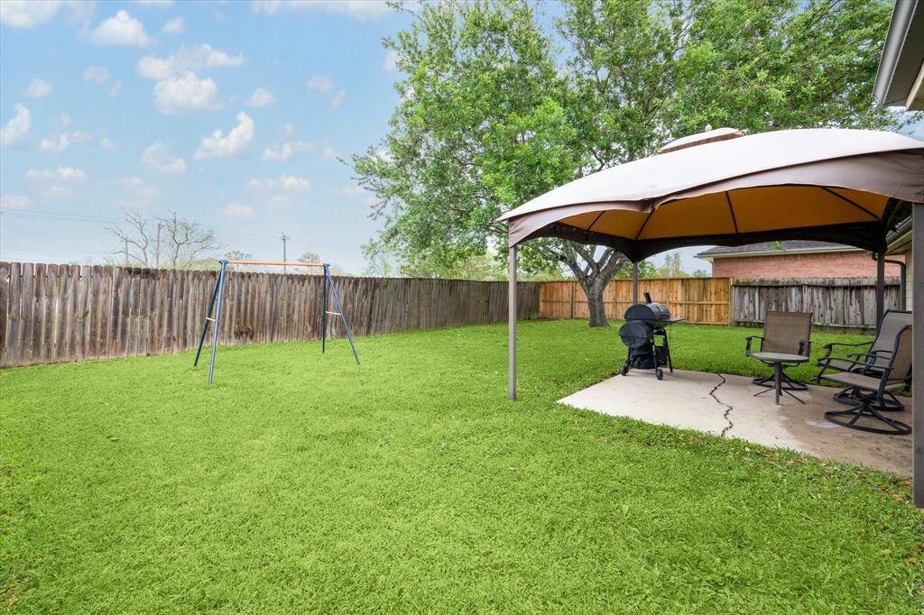 Nice sized backyard with no backyard neighbors.