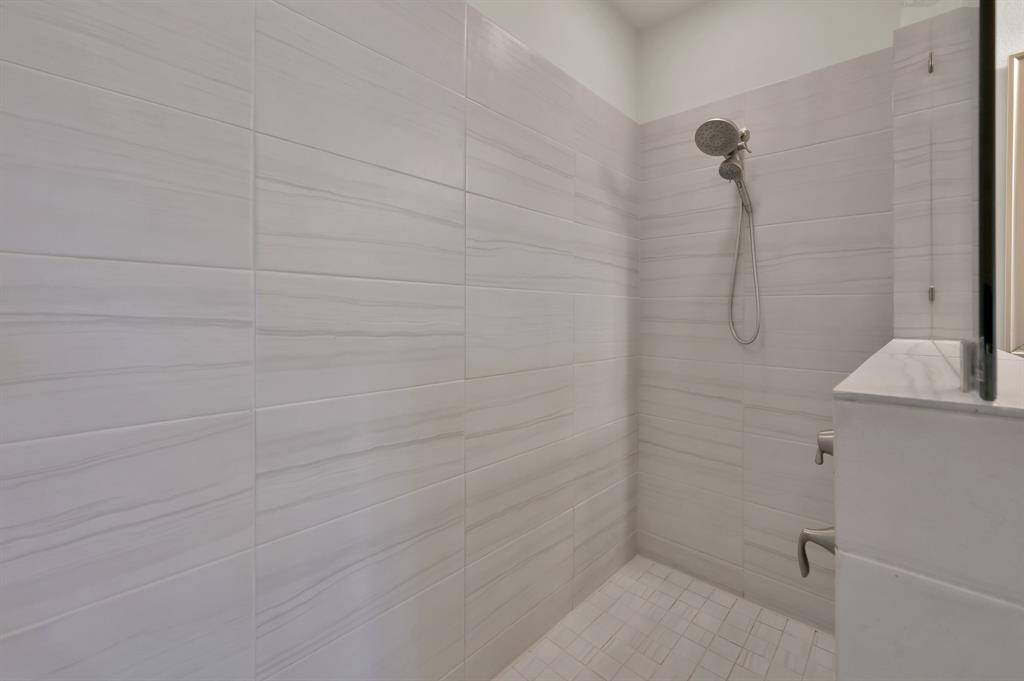 We love ourselves a good spacious shower!