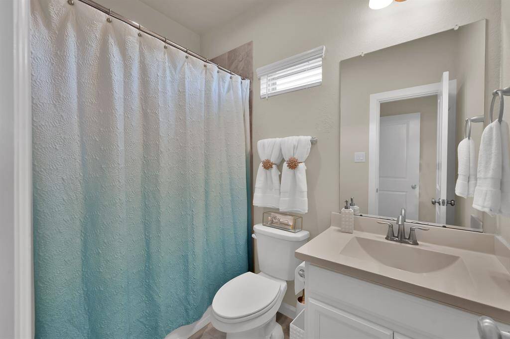 Bedroom 3's en-suite bathroom.