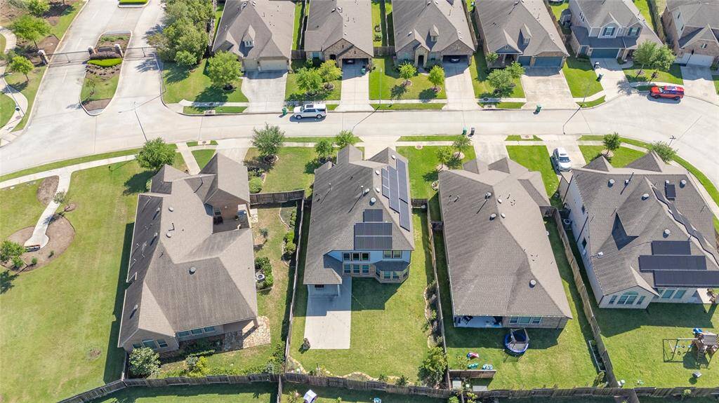 Birds eye view shows the beautiful size of the yard and the lot placement nestled into the gated section of the Falls.