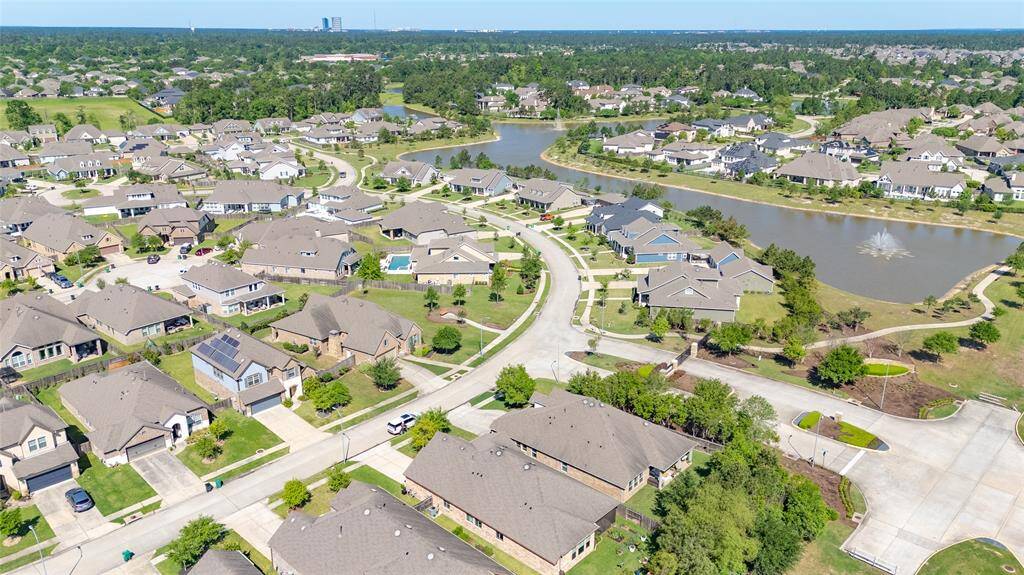 Imperial Oaks is home to extraordinary amenities. Lakes, walking trails, pool, splash pad, tennis courts, dog park, playgrounds, etc. We could go on and on, but you need to see it for yourself!