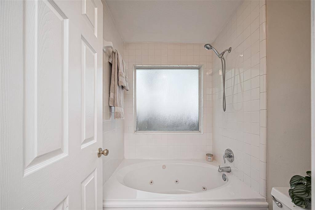 Primary bath tub