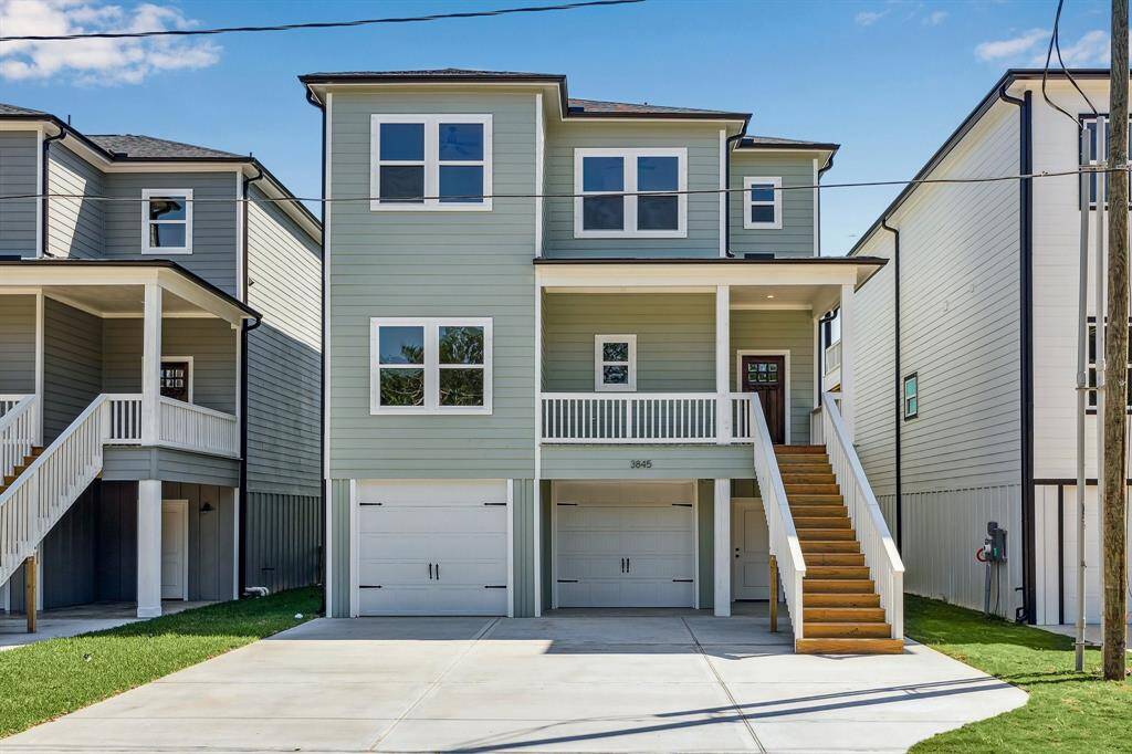 Soak it up with coastal living life at Water Street with access to Dickinson Bayou.