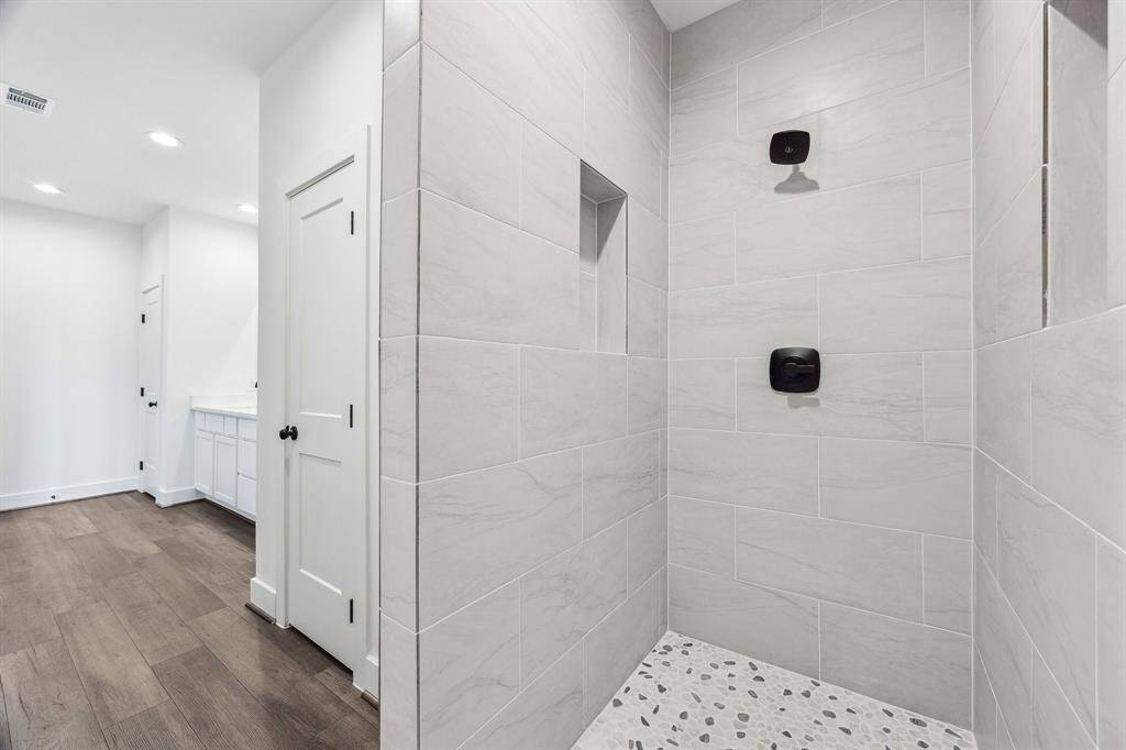 Full bathroom 1 located from the kitchen.