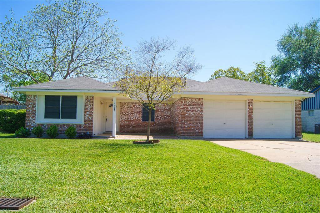 4/2/2 ONE STORY HOME WITH BIG YARD AND COVERED PATIO