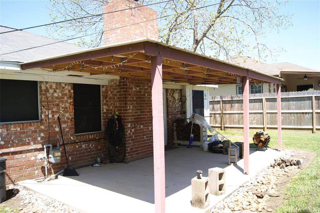 COVERED BACK PATIO