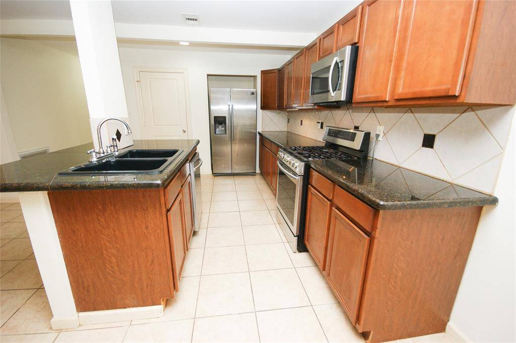 GRANITE COUNTER TOPS IN KITCHEN