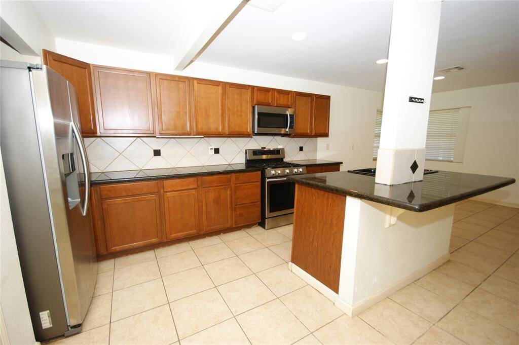 LOTS OF CABINETS WITH UNDER CABINET LIGHTING