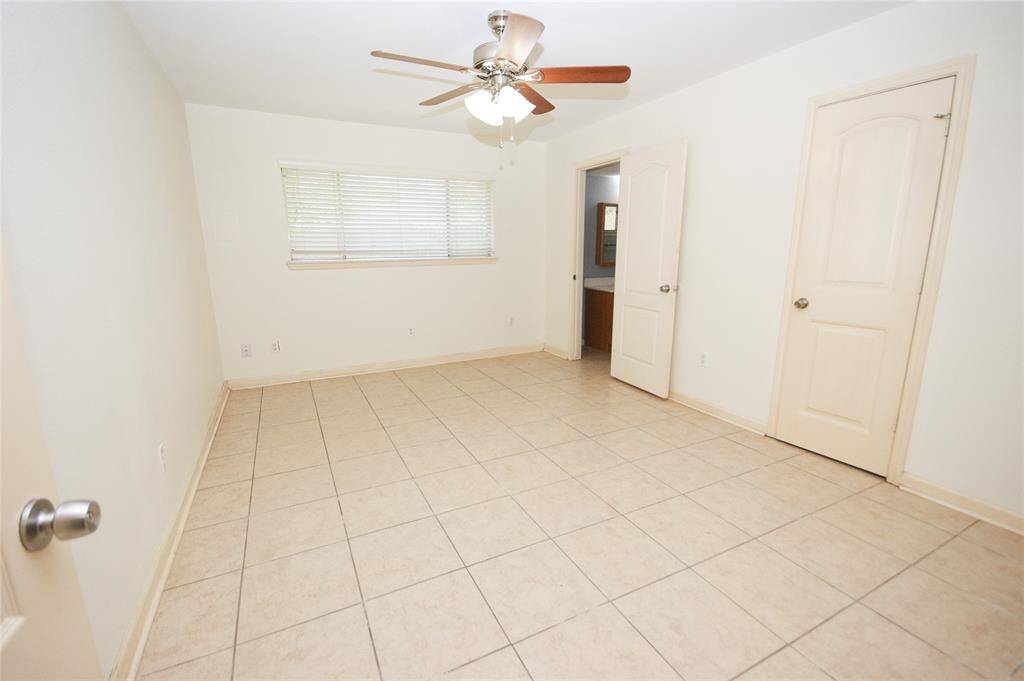 BIG MAIN BEDROOM