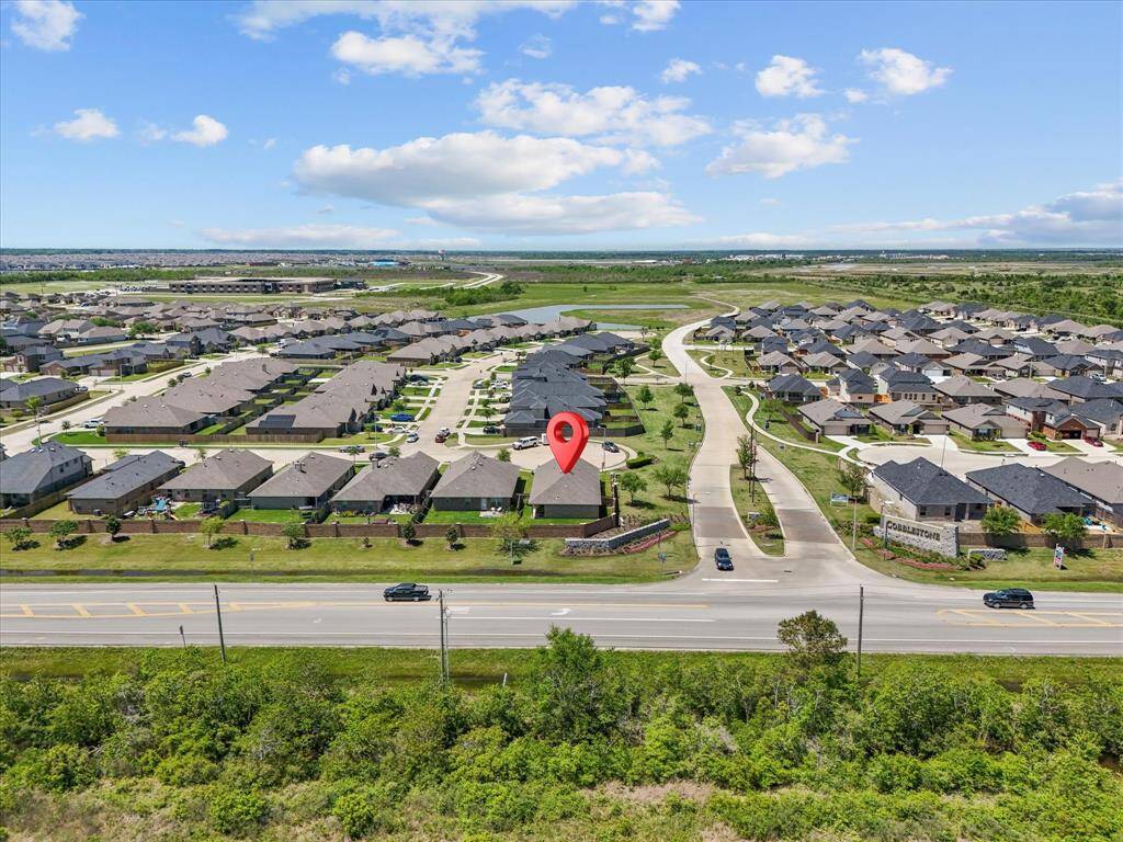 conveniently located to 45, shopping centers, quick drive to Galveston and Houston