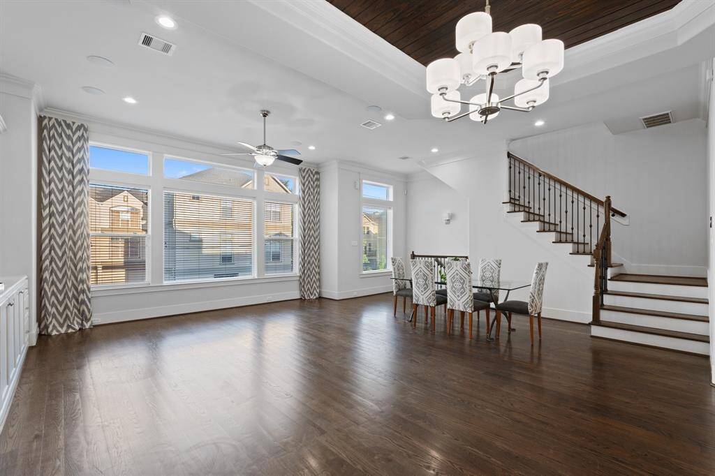 Abundant natural light poursthrough windows, creating a brightand inviting atmosphere.
