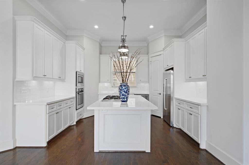 The kitchen, an integral part of thishome's open-concept design,seamlessly flows off the living room,creating a harmonious andconnected living space.