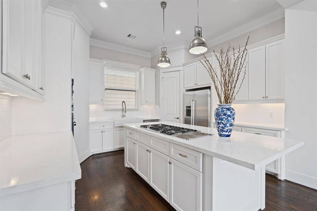Step into this modern kitchen, wherefunctionality meets sophistication.