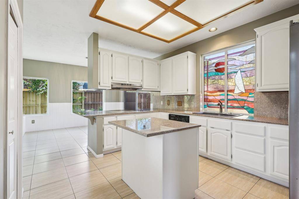 Kitchen & Breakfast