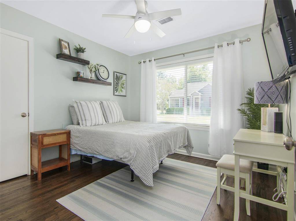 Guest bedroom has walk-in closet