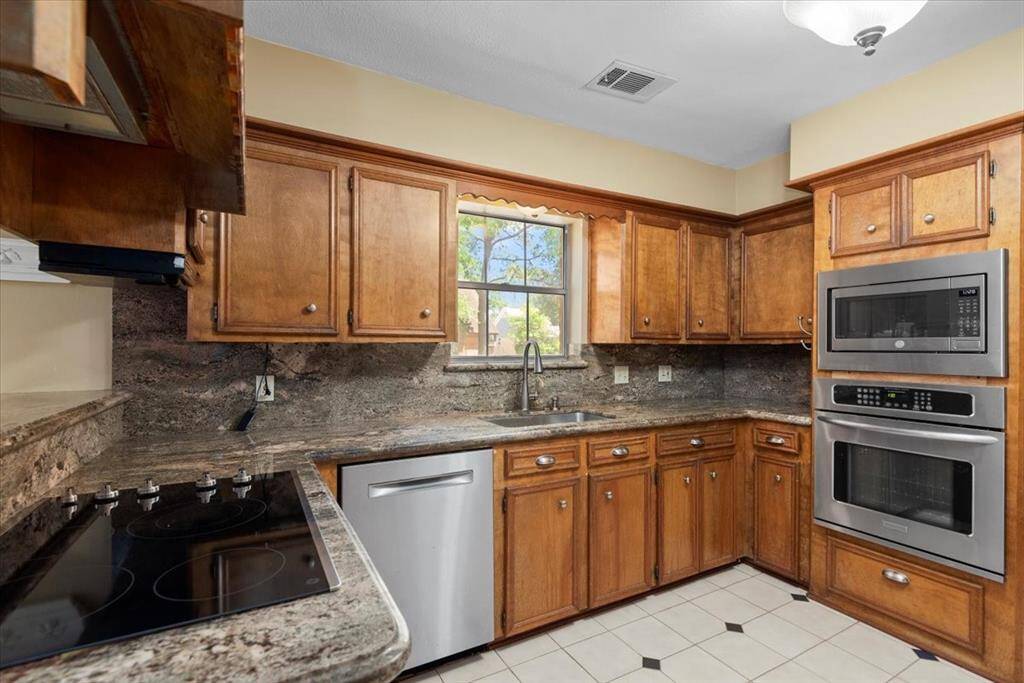 The electric cooktop and the microwave were installed in 2024.
