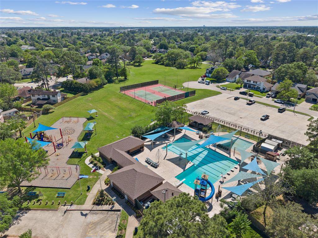Community amenities include pool, tennis courts, clubhouse, playground.
