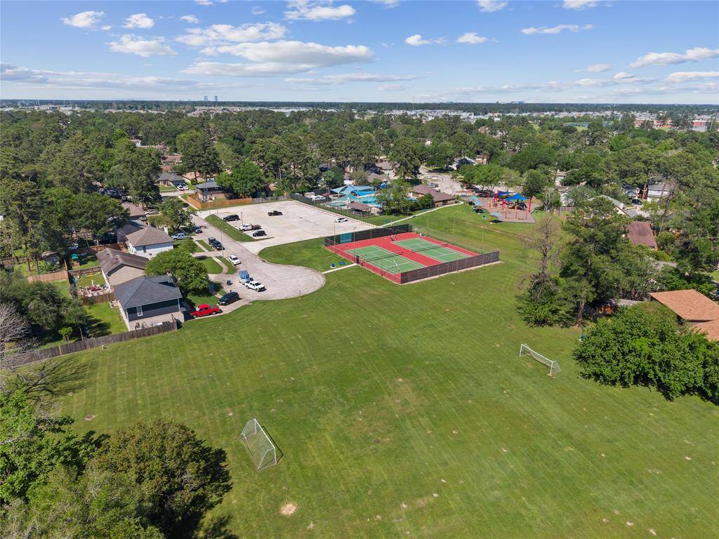 Community amenities include pool, tennis courts, clubhouse, playground.