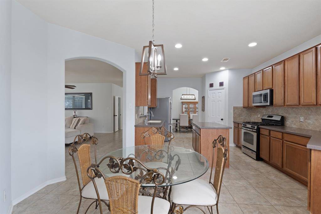 With space for a breakfast table and a walk-in pantry just steps away, this kitchen blends storage and functionality without sacrificing comfort or style.