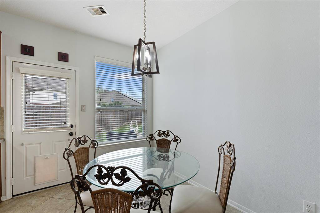 Spacious and full of natural light, the breakfast nook comfortably fits up to a six-seater table—perfect for everyday meals or weekend brunches.