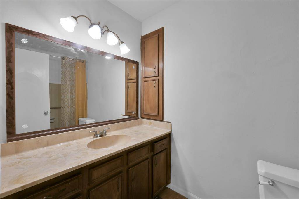 Secondary bathroom with plenty of room.