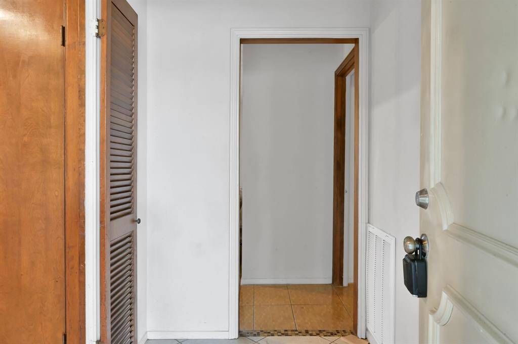 Welcome in! The entry way is just waiting on you to make it a beautiful accent to your lifestyle.