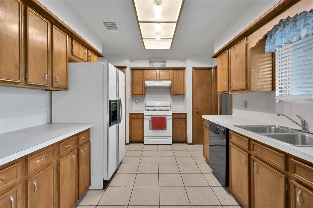 Perfect kitchen for a family.  Refrigerator is included.