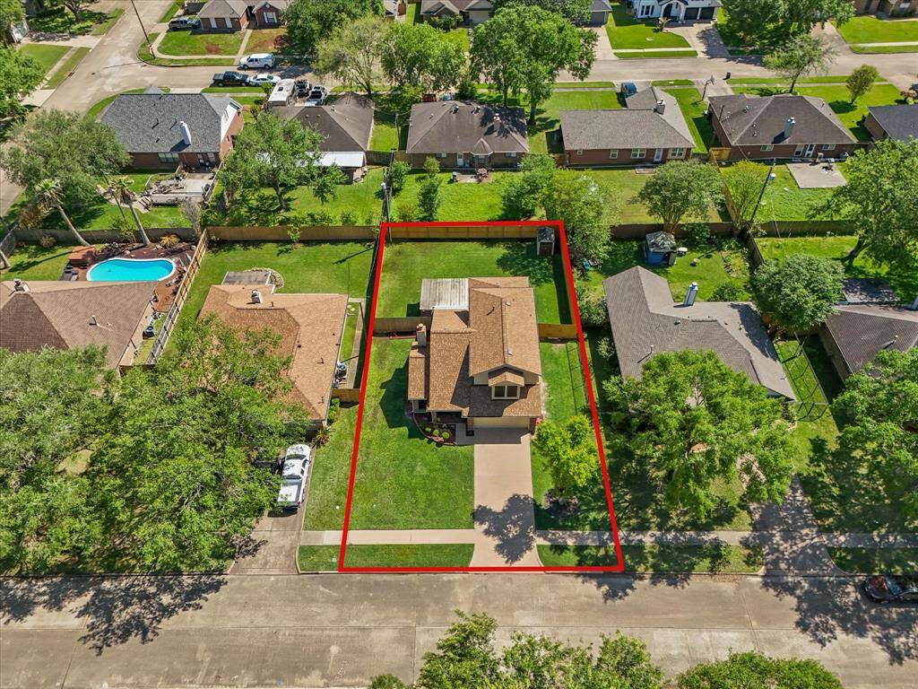 This view gives you a good perspective of the large 68.5 x 120 lot.