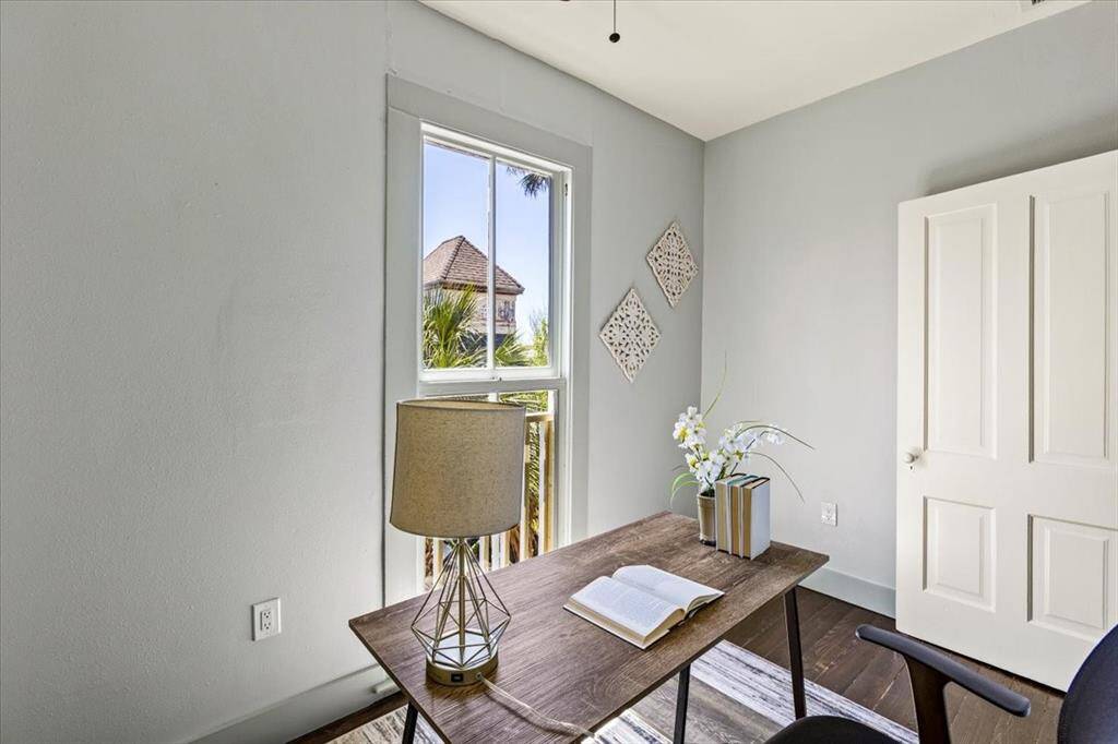 Flex room or fourth bedroom