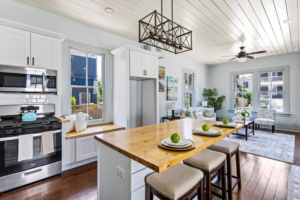 Gorgeous entry to the open concept living and kitchen area