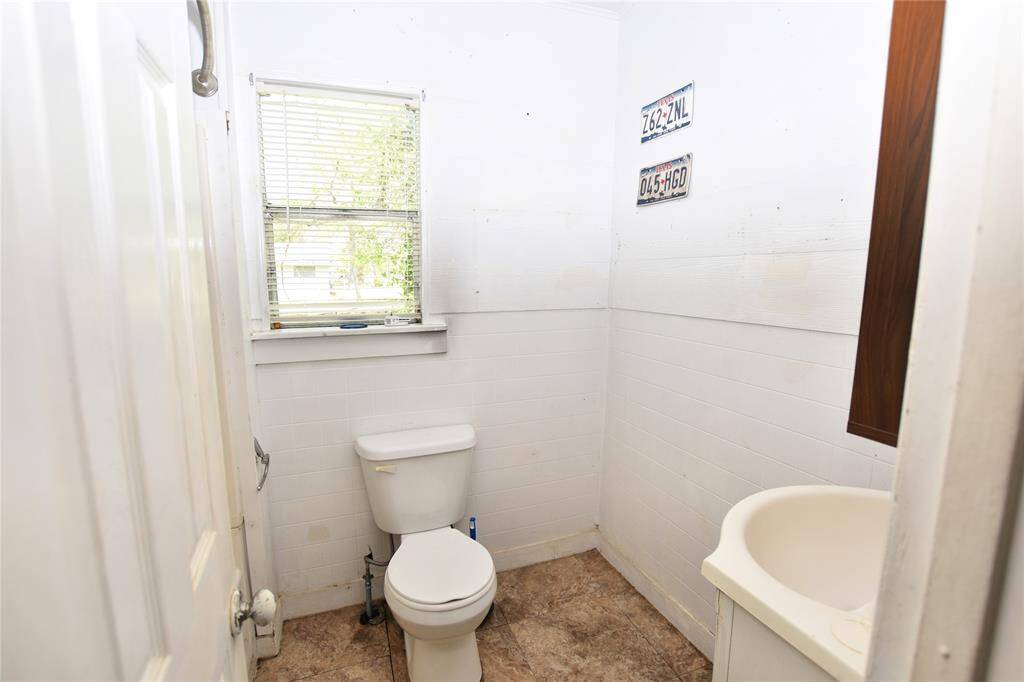 Single full bath—ripe for renovation to add value.