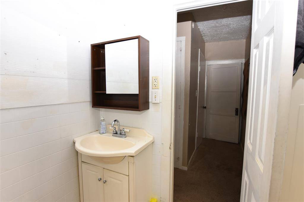 A functional, space-saving vanity that efficiently utilizes the bathroom’s layout.